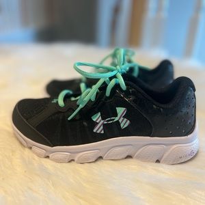 Very nice Under Armour running shoes for big girls. Size 3.5.